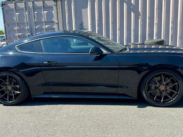 FORD MUSTANG