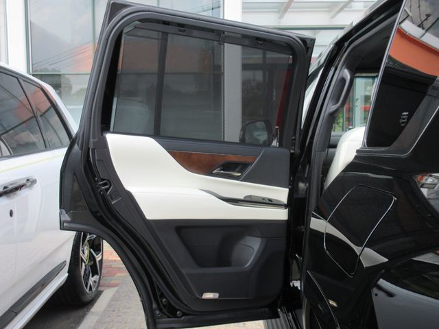LEXUS LX600