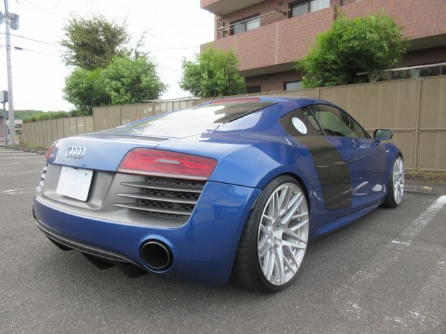 AUDI R8
