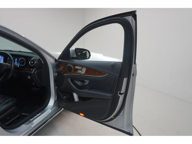 MERCEDES BENZ E class sedan