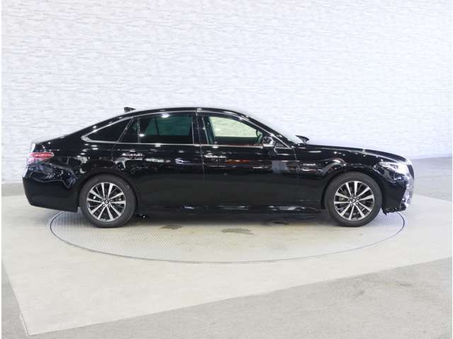 CROWN sedan hybrid