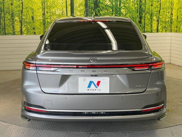 CROWN sedan hybrid