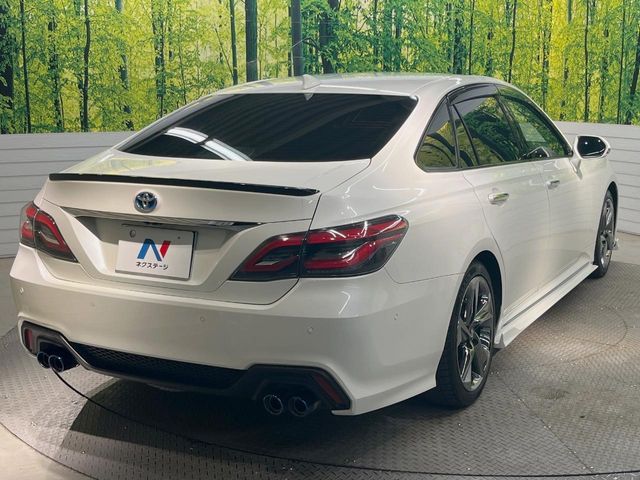 CROWN sedan hybrid