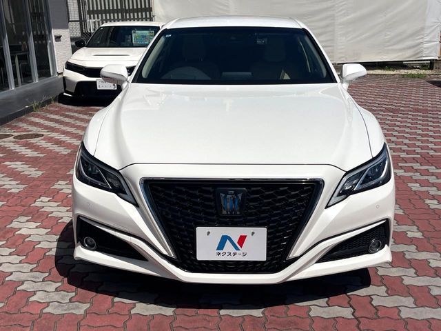 CROWN sedan hybrid