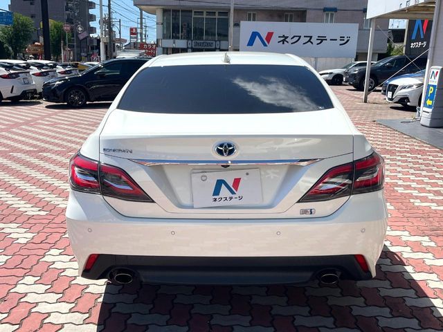 CROWN sedan hybrid