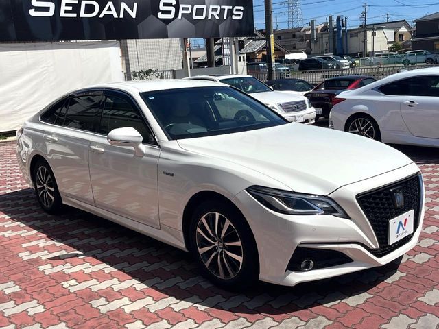CROWN sedan hybrid