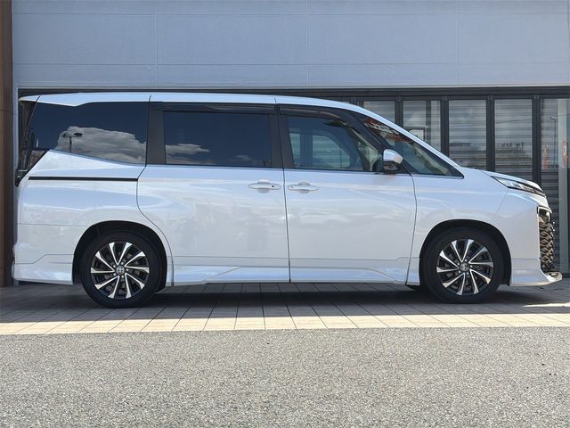 VOXY HYBRID