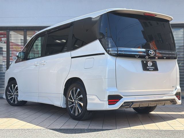 VOXY HYBRID