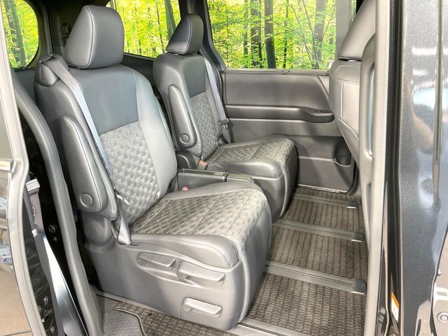 VOXY HYBRID