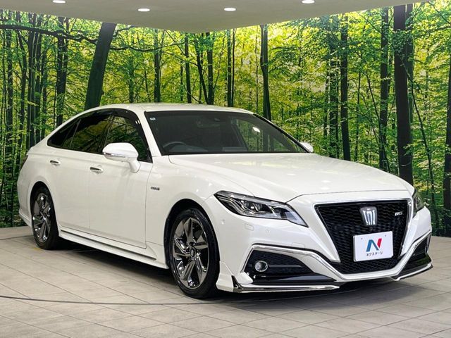 CROWN sedan hybrid