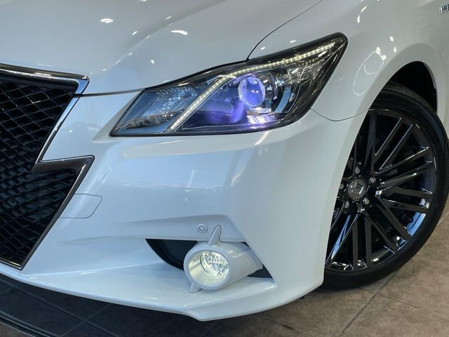 CROWN sedan hybrid