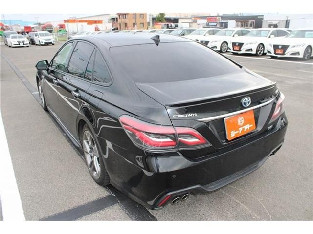 CROWN sedan hybrid