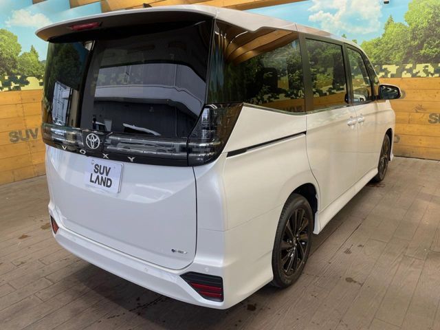 VOXY HYBRID