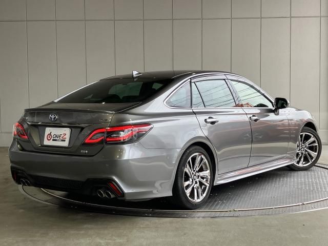 CROWN sedan hybrid