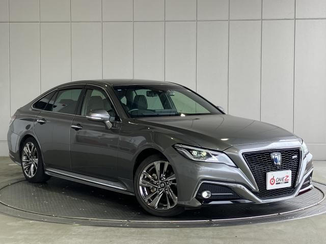 CROWN sedan hybrid
