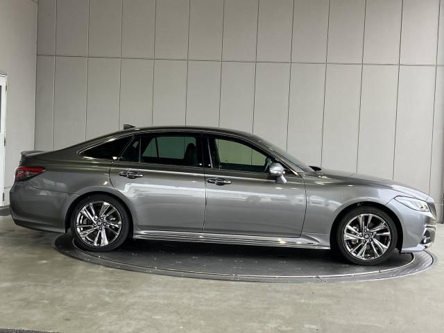 CROWN sedan hybrid