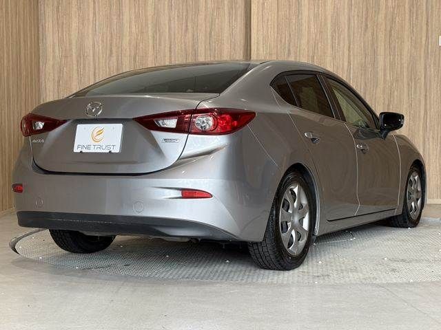 AXELA sedan
