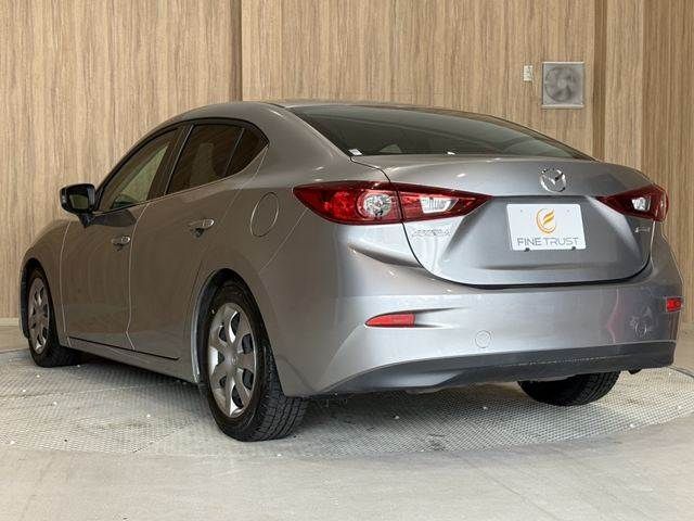 AXELA sedan