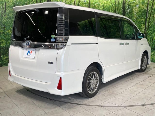 VOXY HYBRID