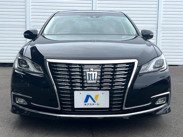 CROWN sedan hybrid