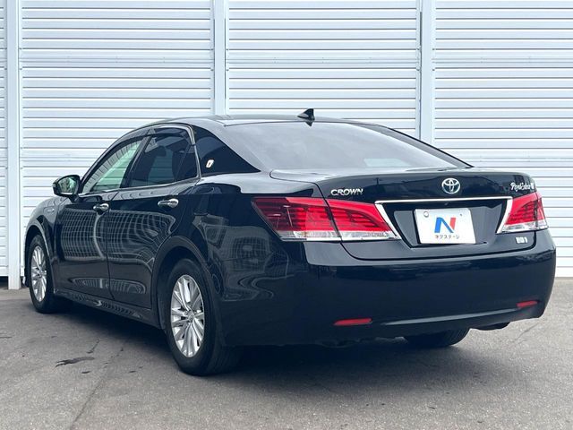 CROWN sedan hybrid