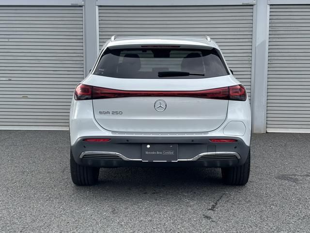 MERCEDES BENZ EQA