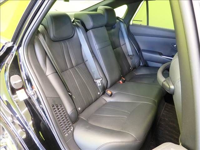 CROWN sedan hybrid
