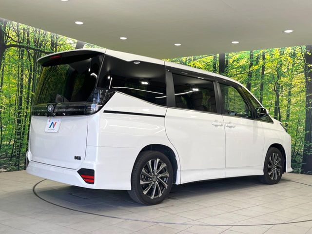 VOXY HYBRID