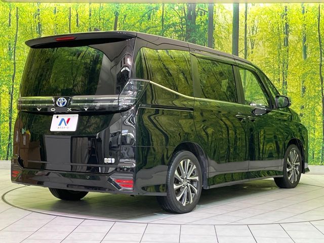 VOXY HYBRID