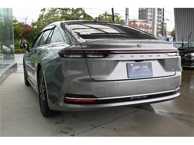CROWN sedan hybrid