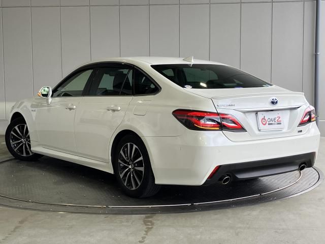 CROWN sedan hybrid