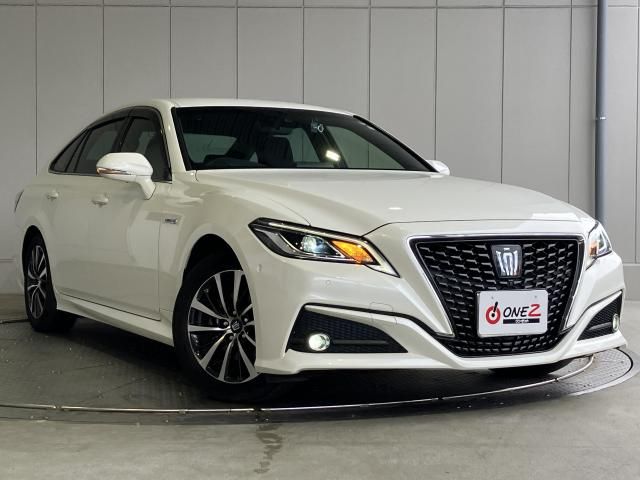 CROWN sedan hybrid