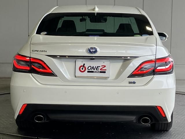 CROWN sedan hybrid