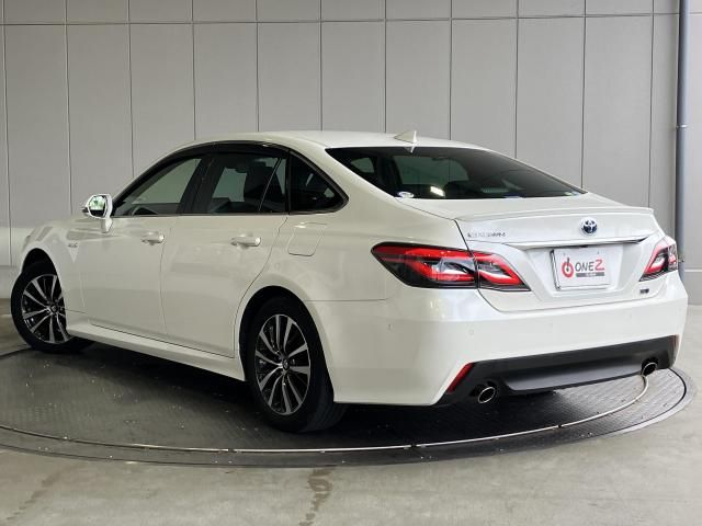 CROWN sedan hybrid