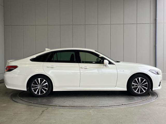 CROWN sedan hybrid