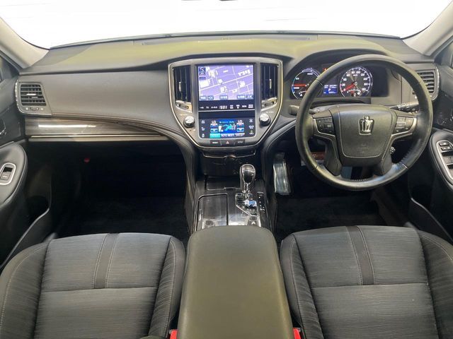 CROWN sedan hybrid