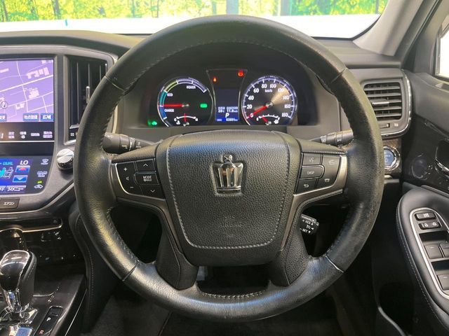 CROWN sedan hybrid