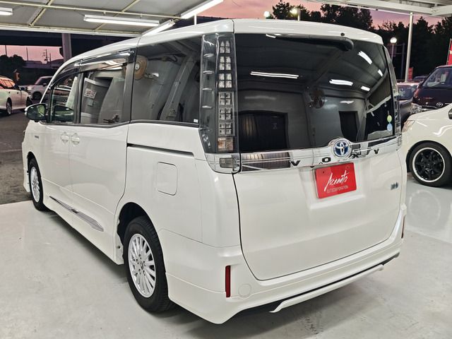 VOXY HYBRID