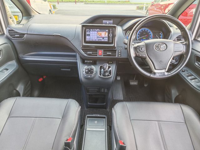 VOXY HYBRID