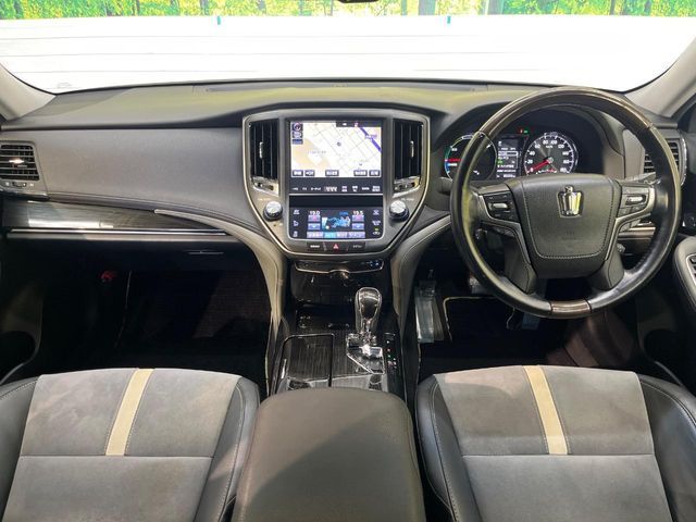 CROWN sedan hybrid