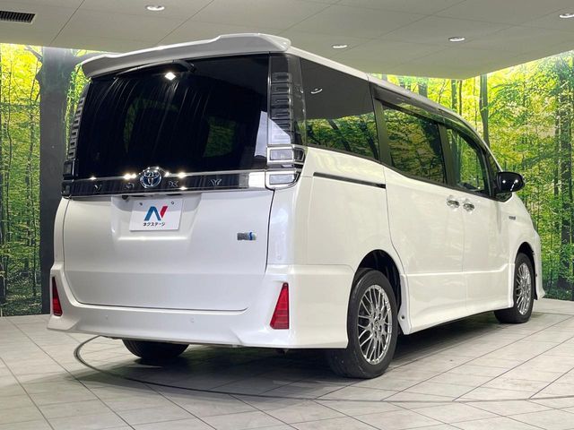 VOXY HYBRID