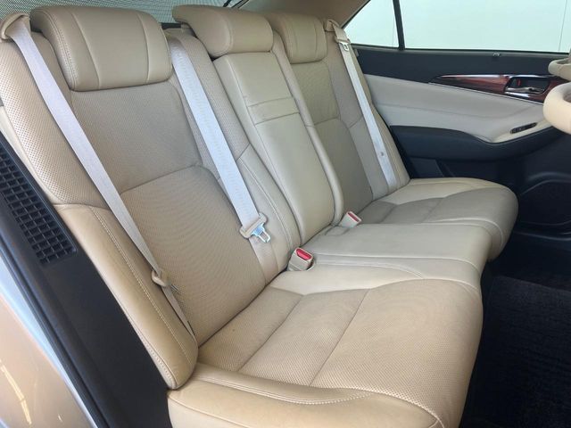 CROWN sedan hybrid