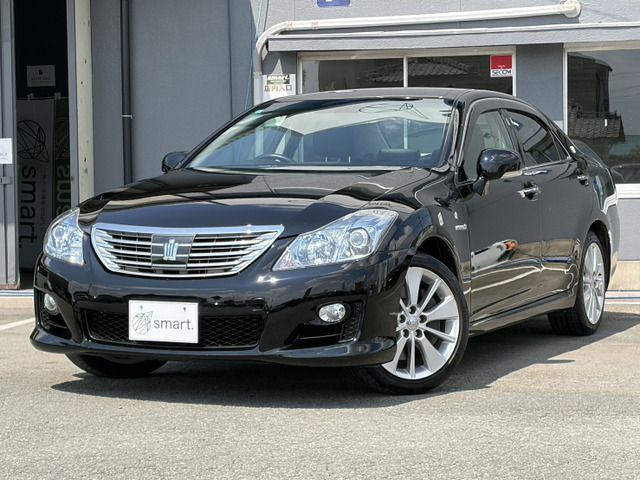 CROWN sedan hybrid