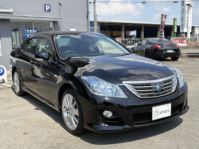 CROWN sedan hybrid