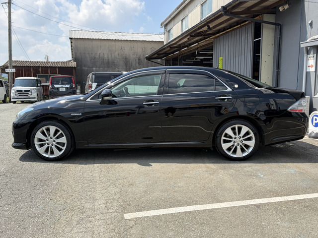 CROWN sedan hybrid