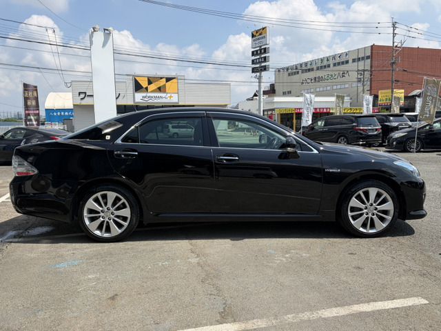 CROWN sedan hybrid