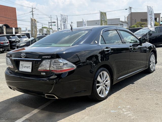 CROWN sedan hybrid