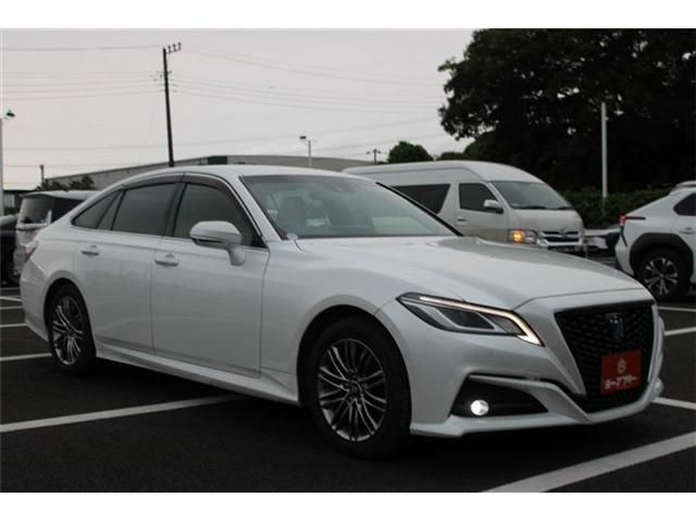 CROWN sedan hybrid