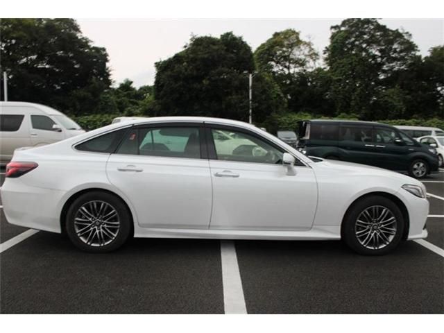 CROWN sedan hybrid