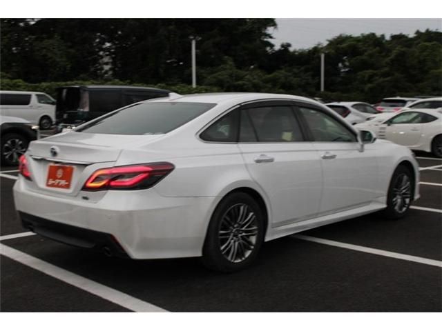 CROWN sedan hybrid